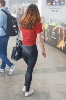 Девушка в леггинсах на выставке