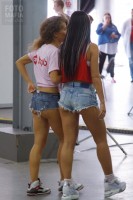 Попа в шортиках на выставке Auto Tuning Show 2018