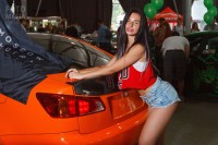 Модель в мини-шортиках с голой попкой на Auto Tuning Show
