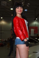 Модель на каблуках в джинсовых шортиках