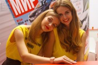 Девушка на выставке автомобилей в Москве