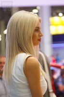 Девушка в обтягивающем мини платье на автосалоне