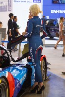 Модель в обтягивающем костюме на выставке ММАС 2016