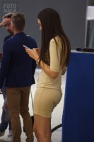 Модель в обтягивающем платье на авто выставке
