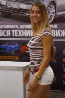 Девушка в маленьких шортиках