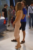 Фотоохота на девушку в обтягивающем платье