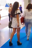 Фотоохота на девушку в мини платье