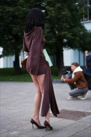 Девушка в мини на каблуках