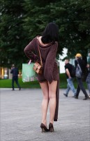 Девушка в мини на каблуках