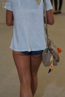Девушка с голой попой в шортиках
