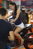 Девушка в мини юбке