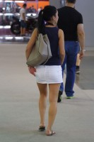 Девушка в мини юбке