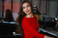 Девушка в мини на каблуках