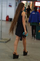 Длинноволосая модель в мини