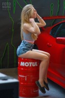 Посетительница позирует на выставке Auto Tuning Show