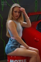 Посетительница позирует на выставке Auto Tuning Show