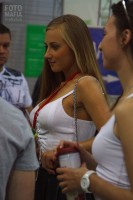 Фотоохота на девушку без лифчика на выставке