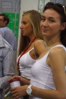 Фотоохота на девушку без лифчика на выставке