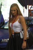 У девушки нет лифчика под одеждой
