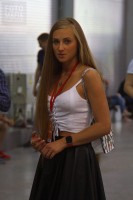 Фотоохота на девушку без лифчика на выставке