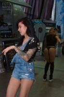 Девушка сексуально танцует на выставке Auto Tuning Show 2018
