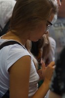 Фотоохота на девушку без лифчика под майкой