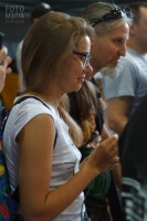 У девушки видно грудь без лифчика