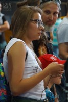 У девушки видно грудь без лифчика