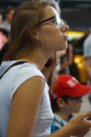 Подглядывание за девушкой в шортиках и колготках