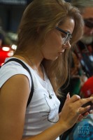 Фотоохота на девушку без лифчика под майкой