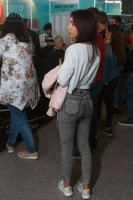 Девушка в обтягивающих джинсах