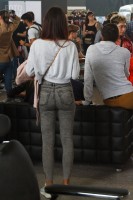 Девушка с красивой попкой на улице