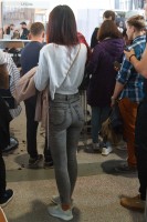 Девушка с красивой попкой на улице