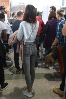 Подглядывание за девушкой на улице