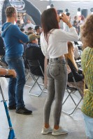 Подглядывание за девушкой на улице