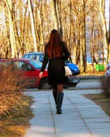 девушка на улице в колготках