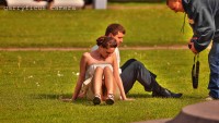 девушка в мини светит трусиками в горошек