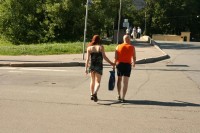 девушка в прозрачном на улице