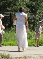 девушка в прозрачной юбке в пол