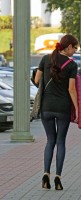 Девушка в леггинсах на улице