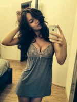Девушка фотографирует себя
