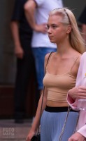 Подглядывание на улице за девушкой без лифчика